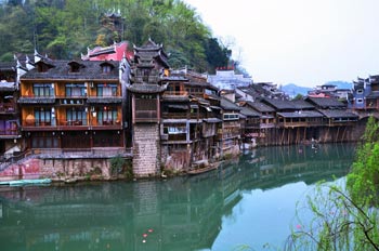  張家界國(guó)家森林公園、黃龍洞、鳳凰古城九景三晚四日游